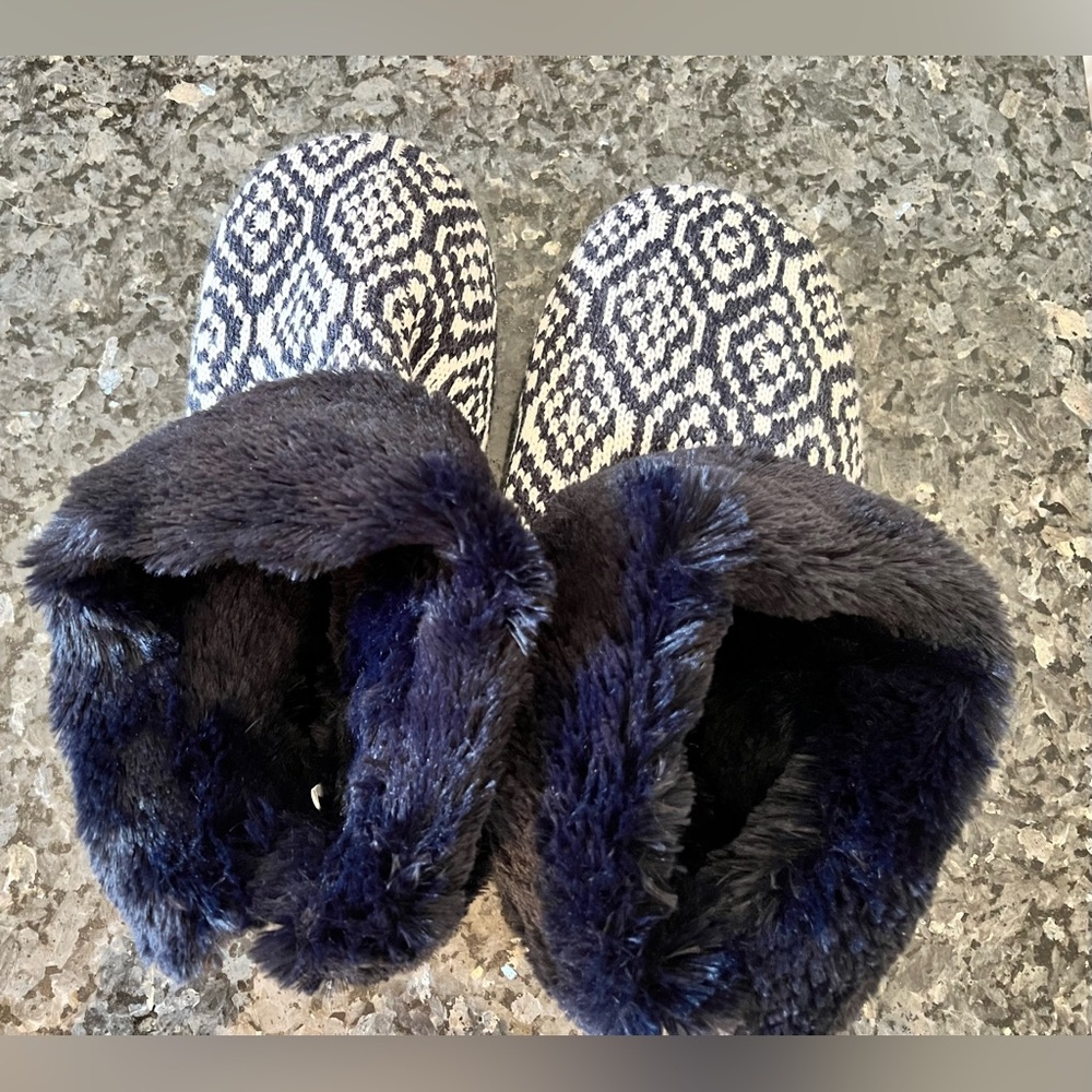 Muk Luk Women’s Slippers Size 11-12